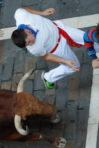 Un mozo corre al paso de uno de los toros de la ganadería Jandilla.