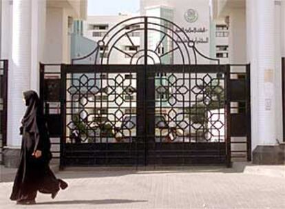 Una mujer palestina pasa ante la entrada de la Universidad Islámica de Al Zahar, en el centro de Gaza.