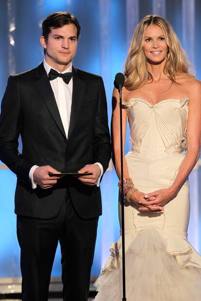 Ashton Kutcher presentó un premio junto a Elle McPherson. 