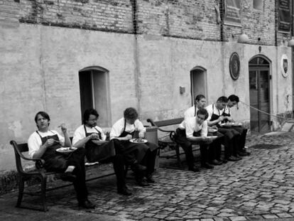 El equipo de Noma, en la puerta del restaurante.