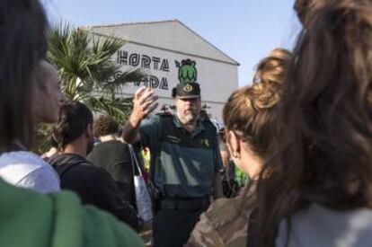 Un agente de la Guardia Civil, ante la alquería que hoy han vaciado antes de demolerla.