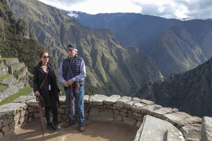 La pareja llegó a Lima el sábado pasado para luego despegar a Arequipa, ciudad natal del escritor, y celebrar allí los 81 años del Nobel, el 28 de marzo. La reunión fue en el tradicional restaurante La Nueva Palomino, en medio de típicos platos y bebidas regionales
