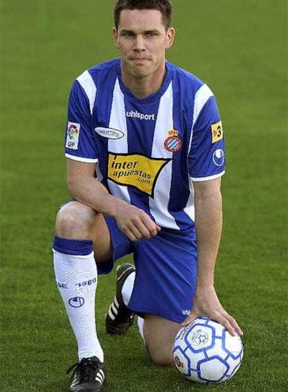 Finnan posa con el uniforme del Espanyol durante su presentación en Montjuïc.