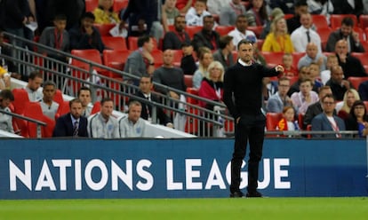 Luis Enrique, en la banda, da ordenes al equipo.