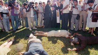 Los cuerpos de los jesuitas asesinados en El Salvador en 1989.