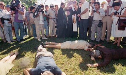Los cuerpos de los jesuitas asesinados en El Salvador en 1989.
