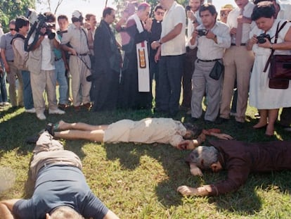 Los cuerpos de los jesuitas asesinados en El Salvador en 1989.