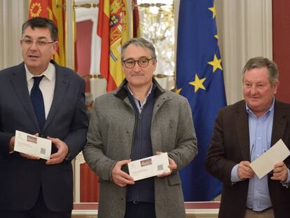 El síndic de Comptes, Vicent Cucarella, en el centro, entrega al presidente de las Cortes Valencianas, Enric Morera, a la izquierda, el informe de fiscalización de la Cuenta General de 2018 de la Generalitat.