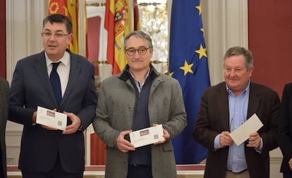 El síndic de Comptes, Vicent Cucarella, en el centro, entrega al presidente de las Cortes Valencianas, Enric Morera, a la izquierda, el informe de fiscalización de la Cuenta General de 2018 de la Generalitat.