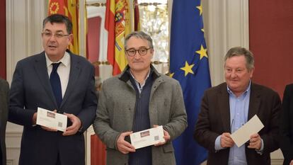 El síndic de Comptes, Vicent Cucarella, en el centro, entrega al presidente de las Cortes Valencianas, Enric Morera, a la izquierda, el informe de fiscalización de la Cuenta General de 2018 de la Generalitat.