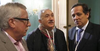 Los secretarios generales de CCOO, Ignacio Fernández Toxo, a la izquierda, UGT, Pepe Álvarez, en el centro, y de la patronal madrileña (CEIM) Juan Pablo Lázaro