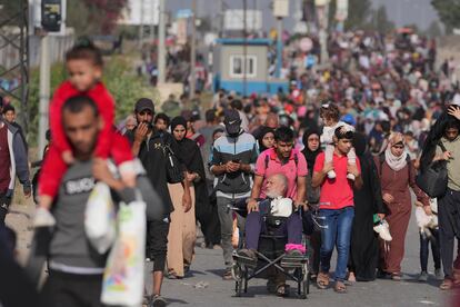Palestinos huyen de la ciudad de Gaza hacia el sur de la Franja a través de la calle Salah al Din en Bureij, este miércoles.