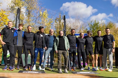 Varios atletas y exatletas posan junto a José Cano (centro), el día 8 en Madrid