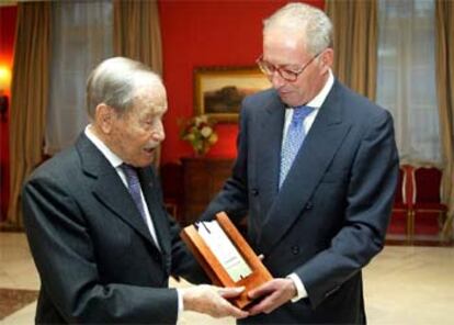 Carlos Sentis recibe el Premio Círculo Ecuestre a los Valores Cívicos, de manos de su presidente.