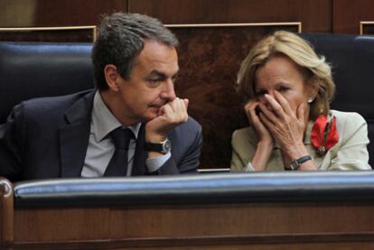 José Luis Rodríguez Zapatero y Elena Salgado, en el Congreso.