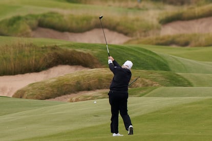 Donald Trump juega a golf en su complejo hotelero en Escocia.