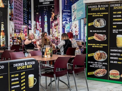 Turistas británicos en un local en el centro de Benidorm.