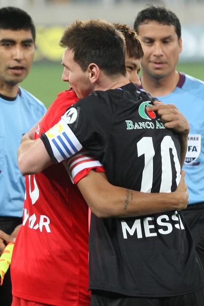 Neymar y Messi se abrazan en los prolegómenos del duelo benéfico.