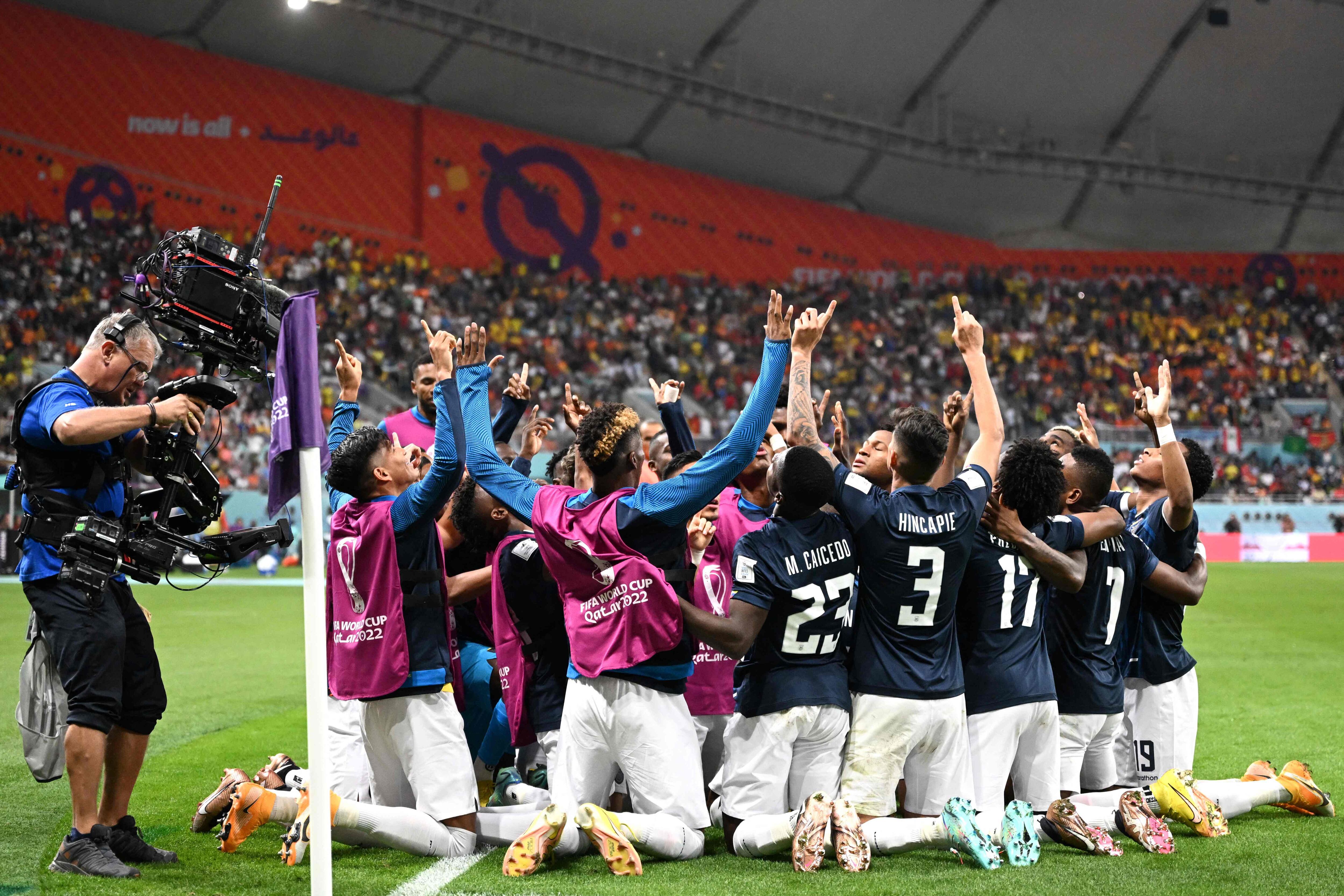 Los jugadores de Ecuador celebran en el córner el gol de Enner Valencia en el partido de hoy contra Países Bajos. 