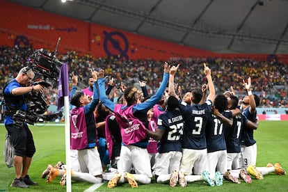 Los jugadores de Ecuador celebran en el córner el gol de Enner Valencia en el partido de hoy contra Países Bajos. 