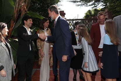 El rey y sus hijas saludan a algunos de los galardonados de distintas ediciones en las celebraciones de los X Premios Princesa de Girona.