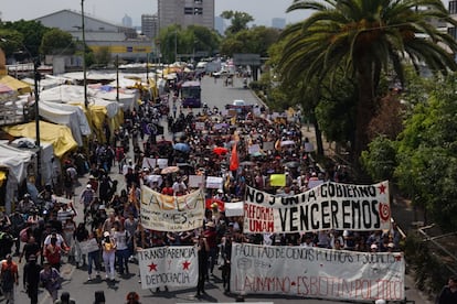 Protesta de estudiantes para exigir respuesta sobre las becas Elisa Acuña, en Ciudad de México, en abril 2023.