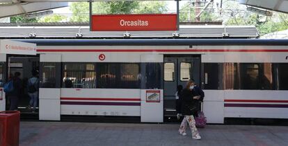 Pasajeros en el andén de la estación de Cercanías de Orcasitas (Madrid). 