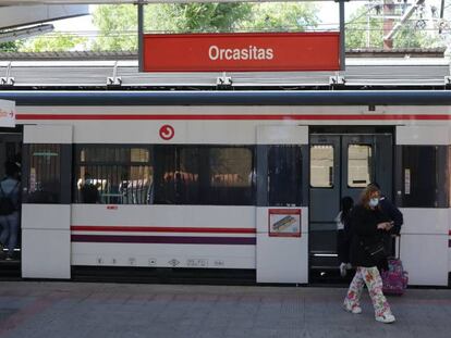 Pasajeros en el andén de la estación de Cercanías de Orcasitas (Madrid). 