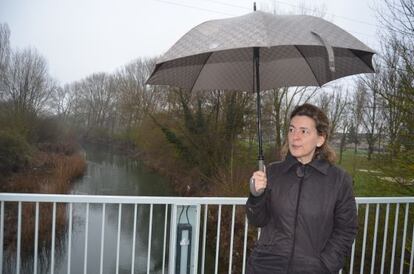 La consejera Ana Oregi, en su visita al río Zadorra, en Vitoria.