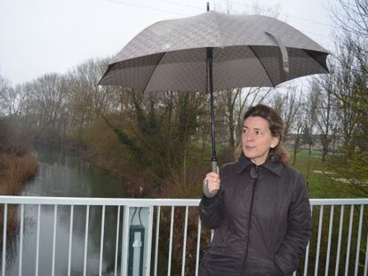 La consejera Ana Oregi, en su visita al río Zadorra, en Vitoria.