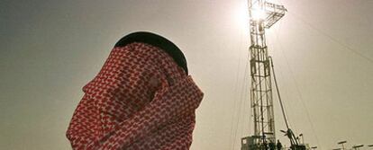 Un ejecutivo de la petrolera saudí Aramco observa los trabajos en un yacimiento.