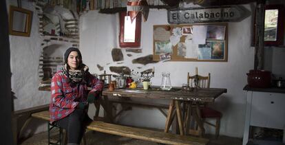 Cecilia Rodríguez, presidenta de la asociación Raíces de El Calabacino, en la aldea (Alájar).