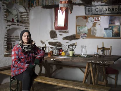 Cecilia Rodríguez, presidenta de la asociación Raíces de El Calabacino, en la aldea (Alájar).