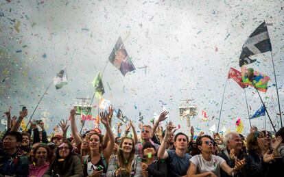 Confeti lanzado al público asistente a uno de los conciertos del Festival Glastonbury, el 25 de junio de 2016.