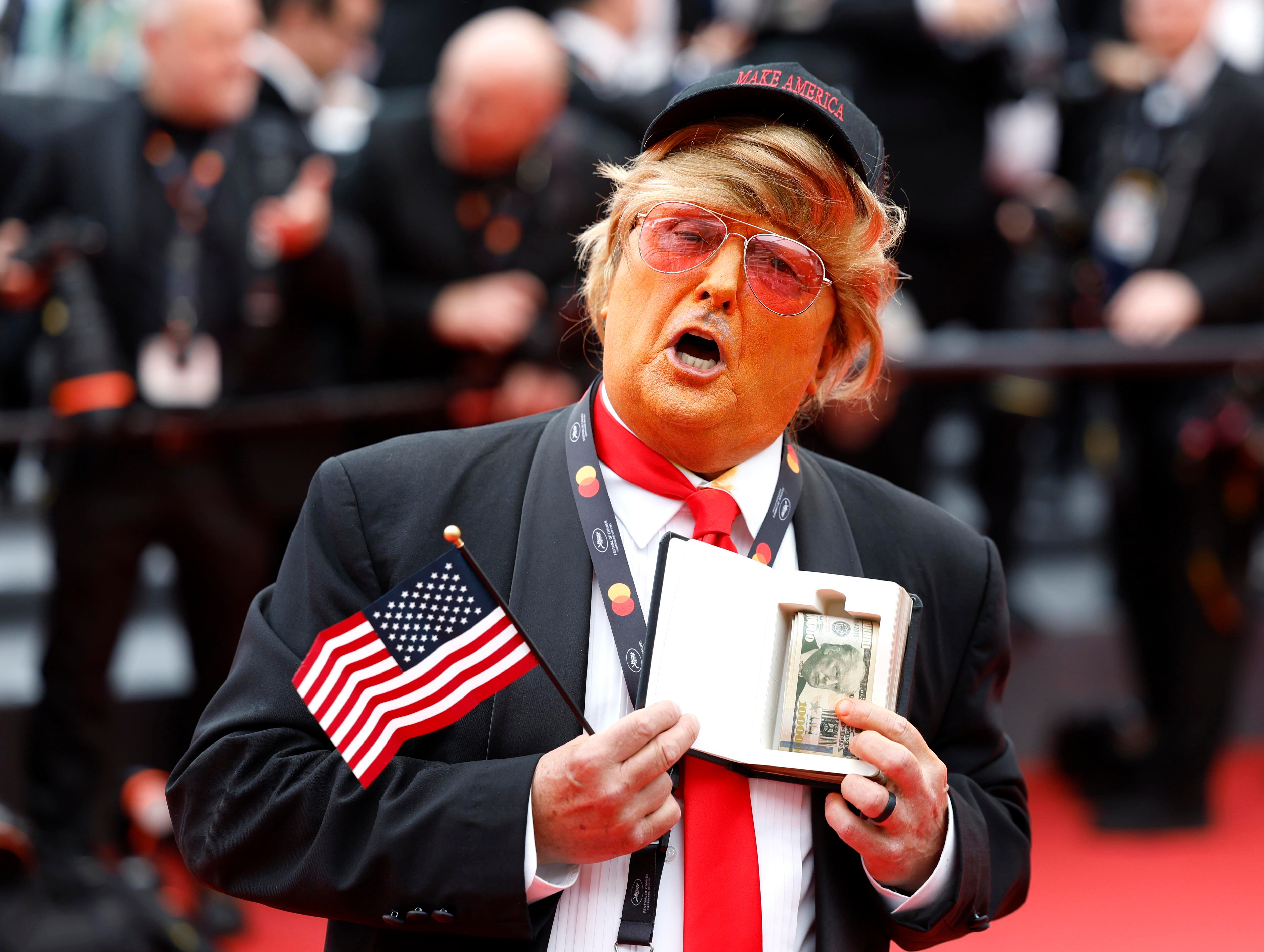 Un imitador de Donald Trump, a su llegada a la alfombra roja de Cannes en el estreno de 'El aprendiz', el 20 de mayo. 