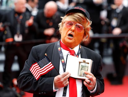 Un imitador de Donald Trump, a su llegada a la alfombra roja de Cannes en el estreno de 'El aprendiz', el 20 de mayo. 
