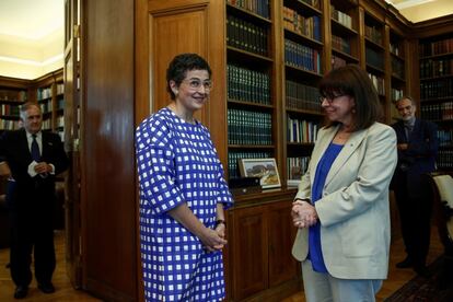 La ministra de Asuntos Exteriores, Arancha González Laya, se reunió este martes con la presidenta de Grecia, Katerina Sakelaropoulou. La ministra también visitó el Instituto Cervantes, institución que desea revitalizar la cultura sefardí en Salónica.