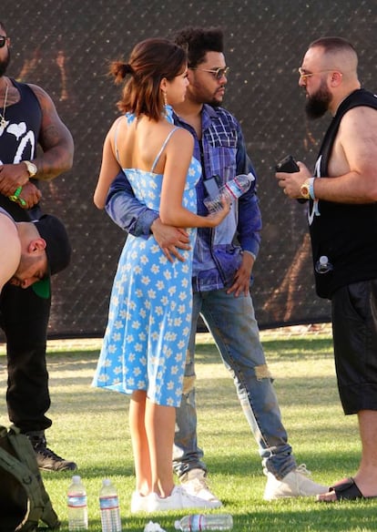 Selena Gomez y The Weeknd pasean su amor por el mundo sin ocultarse de las cámaras. Hace unas semanas se dejaron ver en Buenos Aires y ahora, acudieron juntos al festival de Coachella.