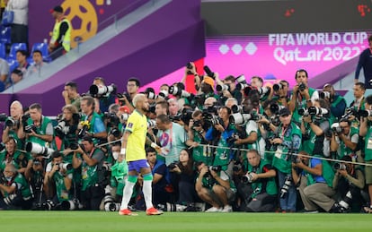 Neymar de Brasil camina hoy, en el partido de los octavos de final del Mundial de Fútbol Qatar 2022 entre Brasil y Corea del Sur en el estadio 974 en Doha (Catar). 