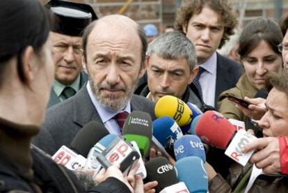 El ministro del Interior, Alfredo Pérez Rubalcaba, conversa con periodistas ayer en Toledo.