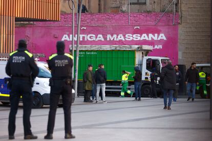 La Guardia Urbana de Barcelona el pasado martes en pleno desalojo de la Antigua Massana.