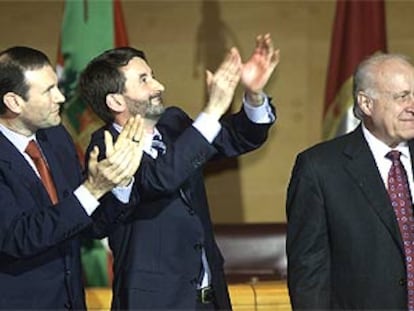 Juan José Ibarretxe y Josu Jon Imaz aplauden a los delegados de la IV Asamblea General del PNV, en presencia de Xabier Arzalluz.