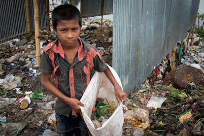La labor de Shopon era muy dura y ganaba por ella muy poco dinero. En su bolsa iba guardando plásticos y otros materiales que pudiera vender a los recicladores.