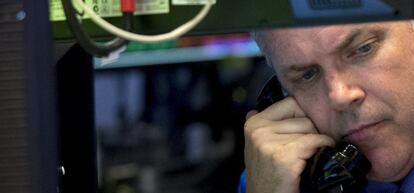 Miradas intensas en el parqu&eacute; del NYSE, en Nueva York.