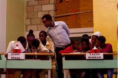 Un profesor supervisa a los alumnos que participan en un concurso de preguntas y respuestas realizado con varios institutos de Adigrat en el centro juvenil de Don Bosco, en Adigrat.