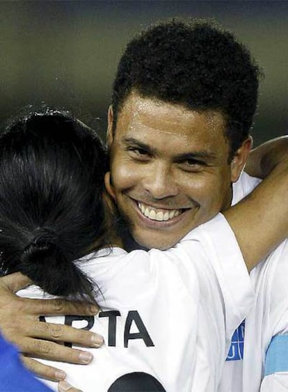 Ronaldo abraza a la jugadora Marta durante el partido contra la pobreza.