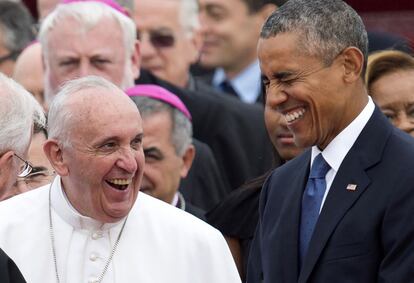 El Santo Padre fue recibido con grandes ovaciones y aplausos por los varios centenares de personas que le esperaban en la base. En la imagen, el Papa y Obama bromean a su llegada a EE UU, el 22 de septiembre de 2015.