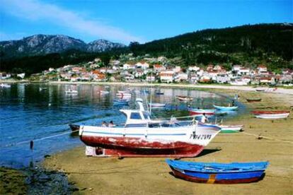 Barcas en la playa de Aldán, la localidad que da nombre a la ría que surca la península de Morrazo, en Pontevedra.