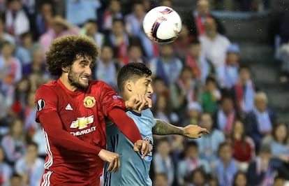 Fellaini disputa la pelota al celtista Hernández.