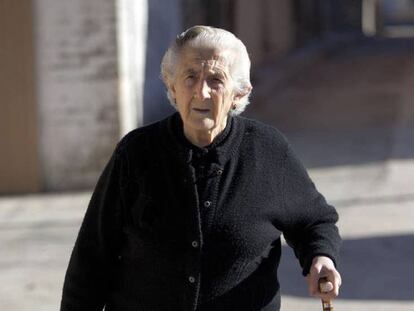Una anciana pasea por la calle.